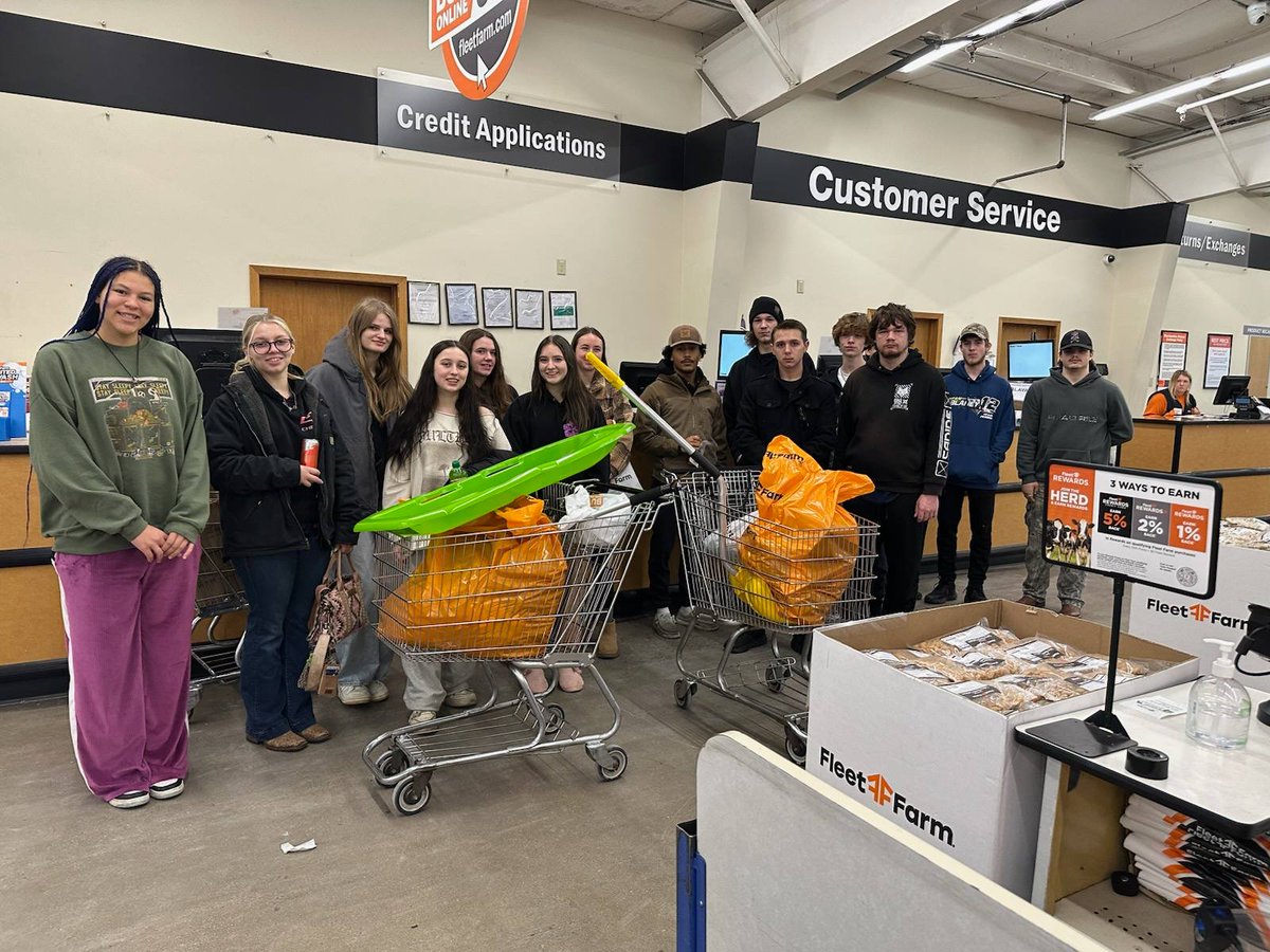 GivingTreeHSSD's tweet image. Thank you Howard-Suamico Captain's Academy students for shopping for our upcoming Holiday Store!  It looks like you had a fun time and the gifts you purchased were perfect gift items!  Thank you!
@HSSD