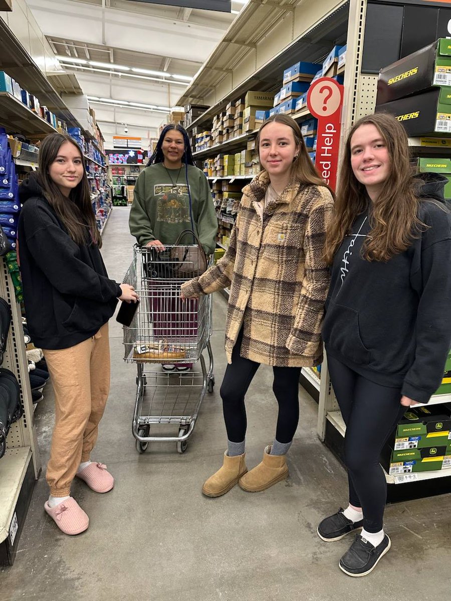 GivingTreeHSSD's tweet image. Thank you Howard-Suamico Captain's Academy students for shopping for our upcoming Holiday Store!  It looks like you had a fun time and the gifts you purchased were perfect gift items!  Thank you!
@HSSD