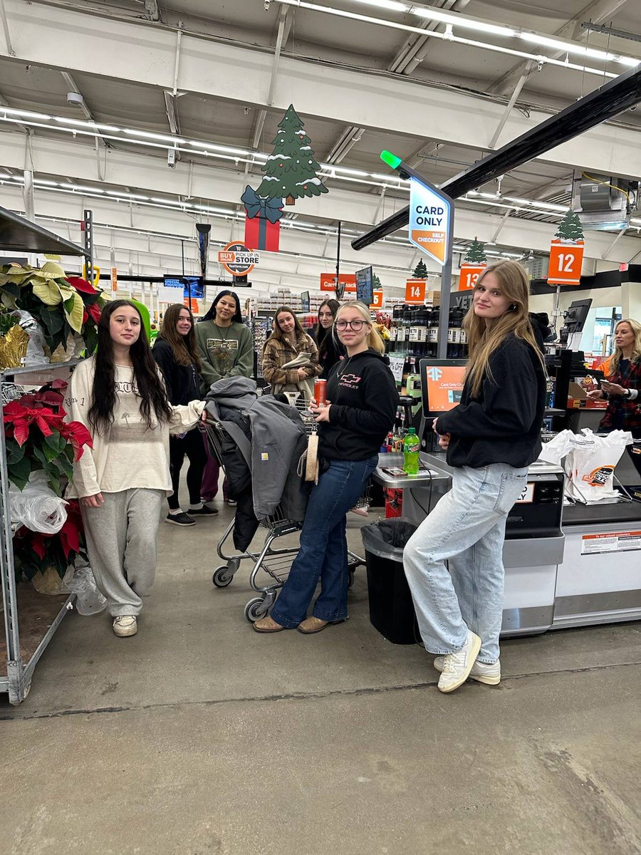 GivingTreeHSSD's tweet image. Thank you Howard-Suamico Captain's Academy students for shopping for our upcoming Holiday Store!  It looks like you had a fun time and the gifts you purchased were perfect gift items!  Thank you!
@HSSD
