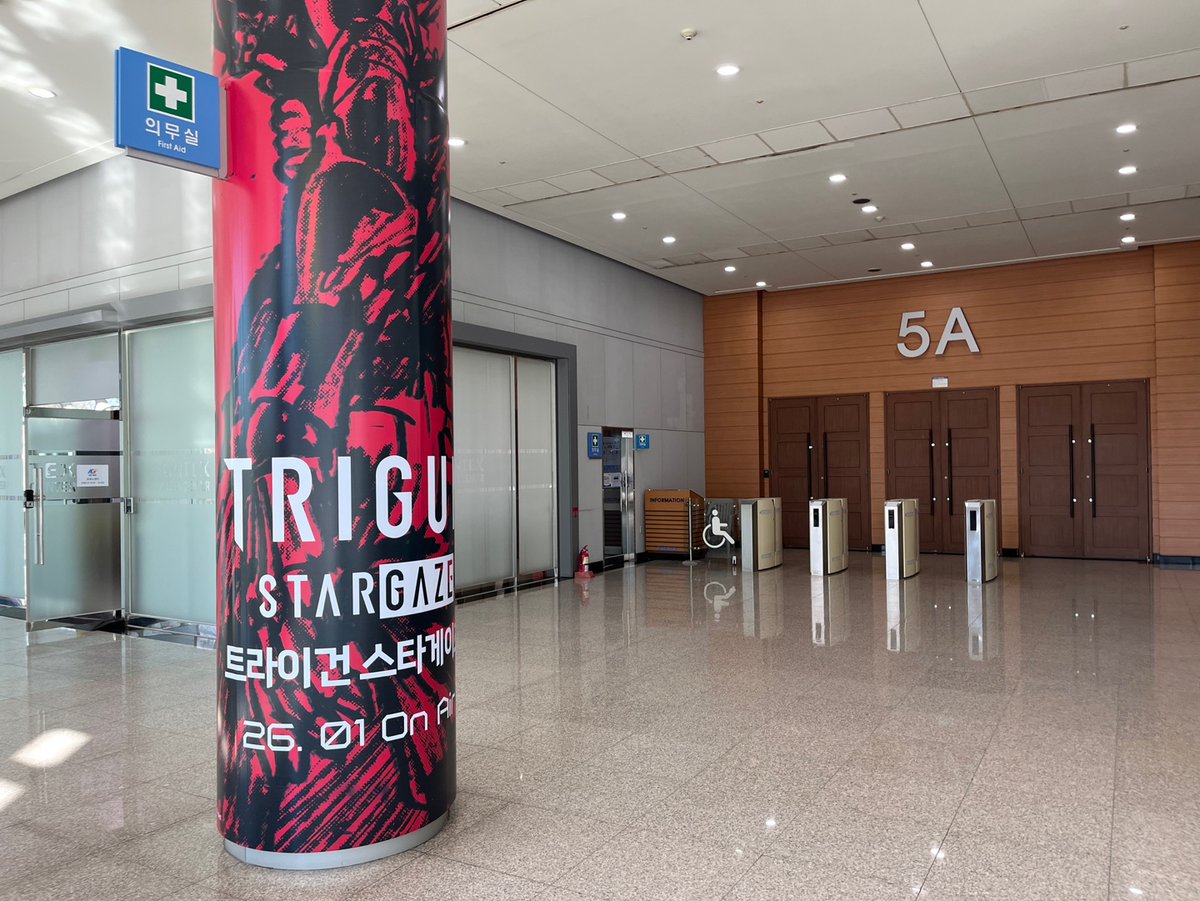 HoldingsSmg's tweet image. 📢 #AGF2025 에 &amp;lt;트라이건 스타게이즈&amp;gt; 등장!

메가박스 부스(E03)에서
#밧슈 와 함께 사진도 찍고 📸
한국어 PV도 감상하세요! 👀

오시야마 키요타카 감독님이 그린
대형 티저 비주얼도 현장에서 만나보실 수 있습니다🔥

트라이건 스타게이즈를 국내에서 가장 빠르게 볼 수 있는
선행상영회도