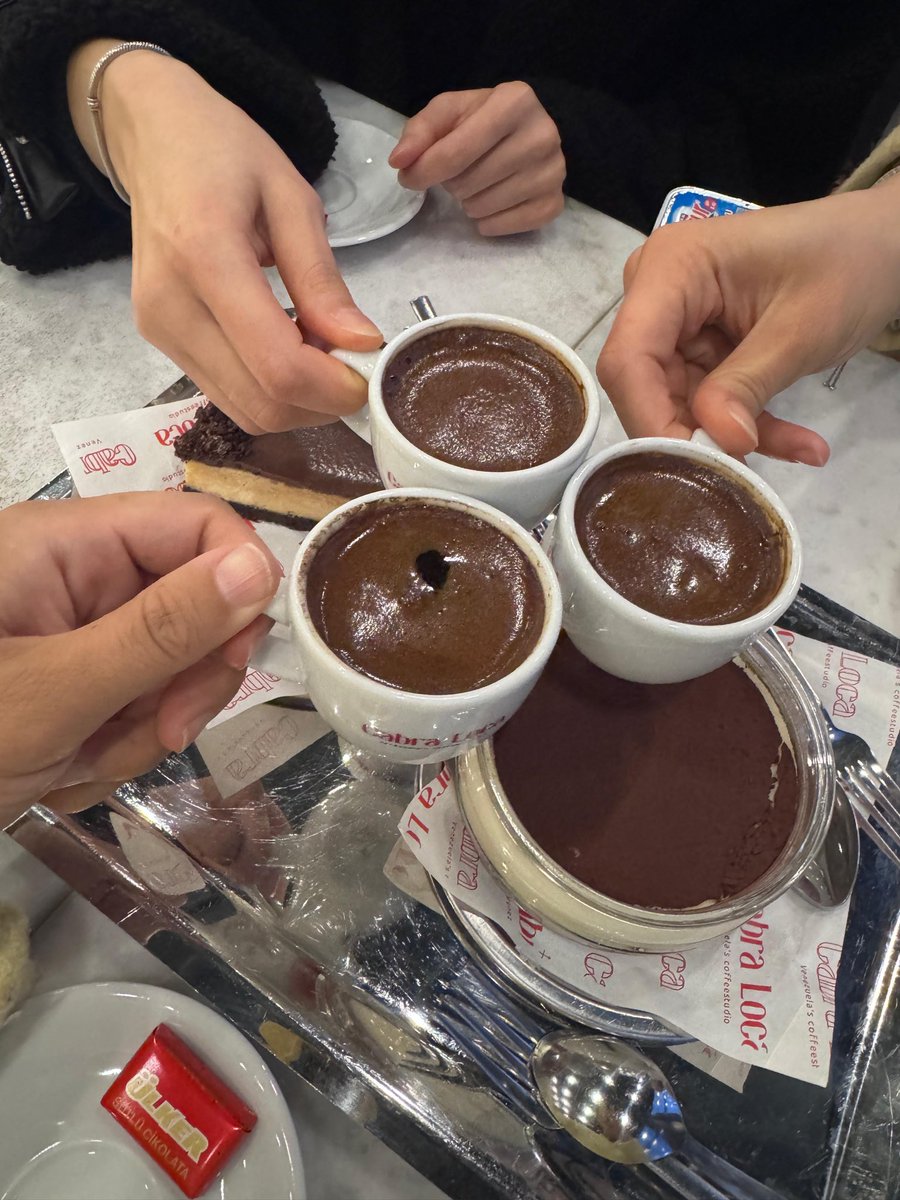 Sırtımı yine kızlarıma yasladım 🌸
#5AralıkDünyaKadınHaklarıGünü