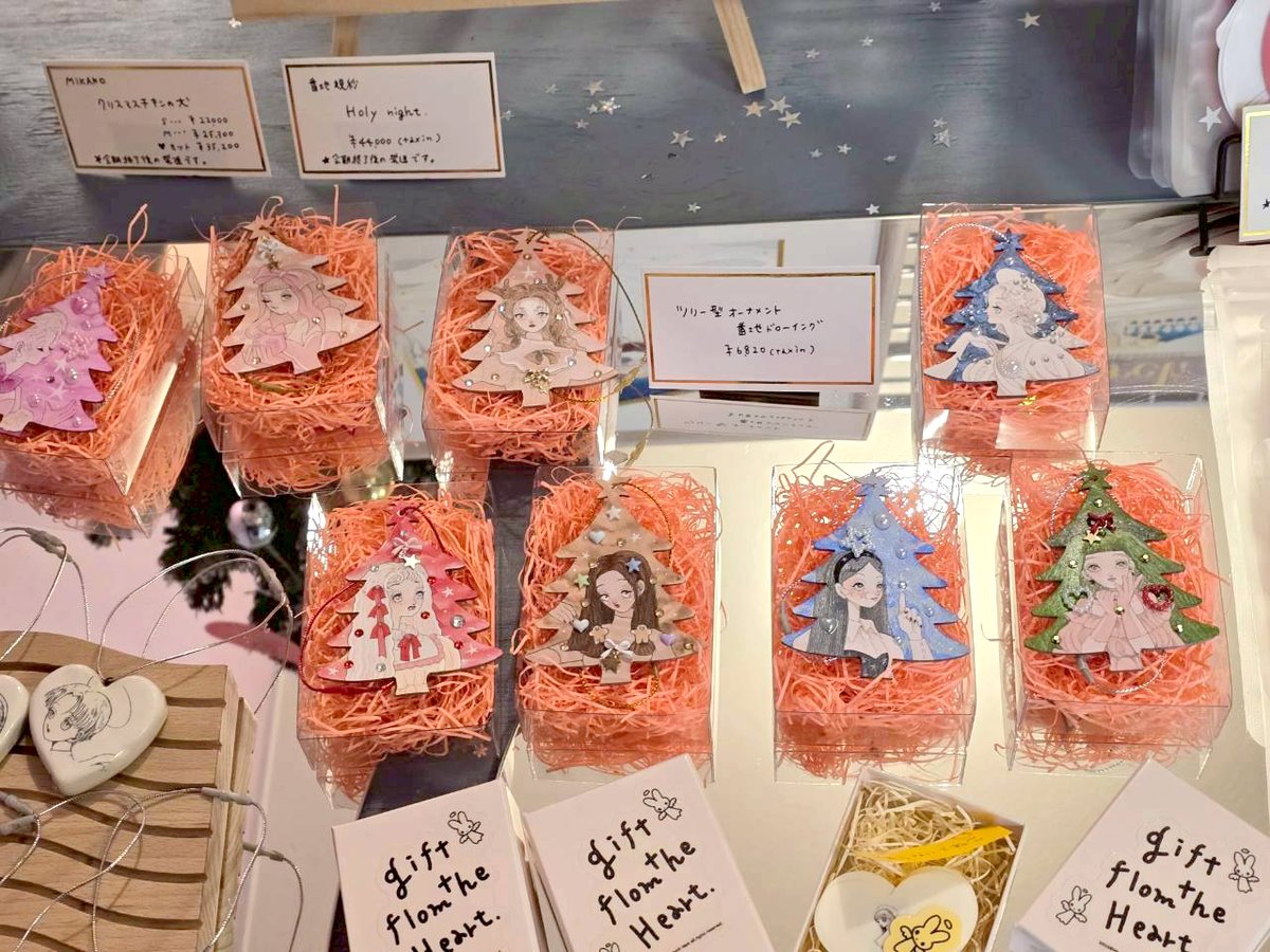 1点1点手書きのツリー型オーナメント、お部屋に飾ってもかわいいです