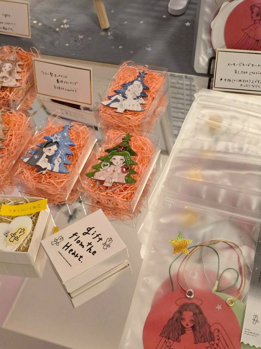 1点1点手書きのツリー型オーナメント、お部屋に飾ってもかわいいです