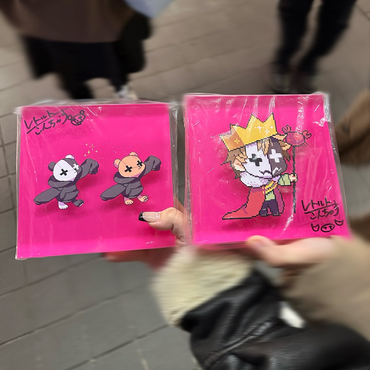 らいちゃん(@/ra1ra1des)とこの王様レトルトくんとお写真撮らせて貰ったぞ〜！！！！！
2人して手プルプルしながら写真撮ってて面白かったね🤭
サインがくまちゃんとカニちゃんなので更に更にレアです☝️💞