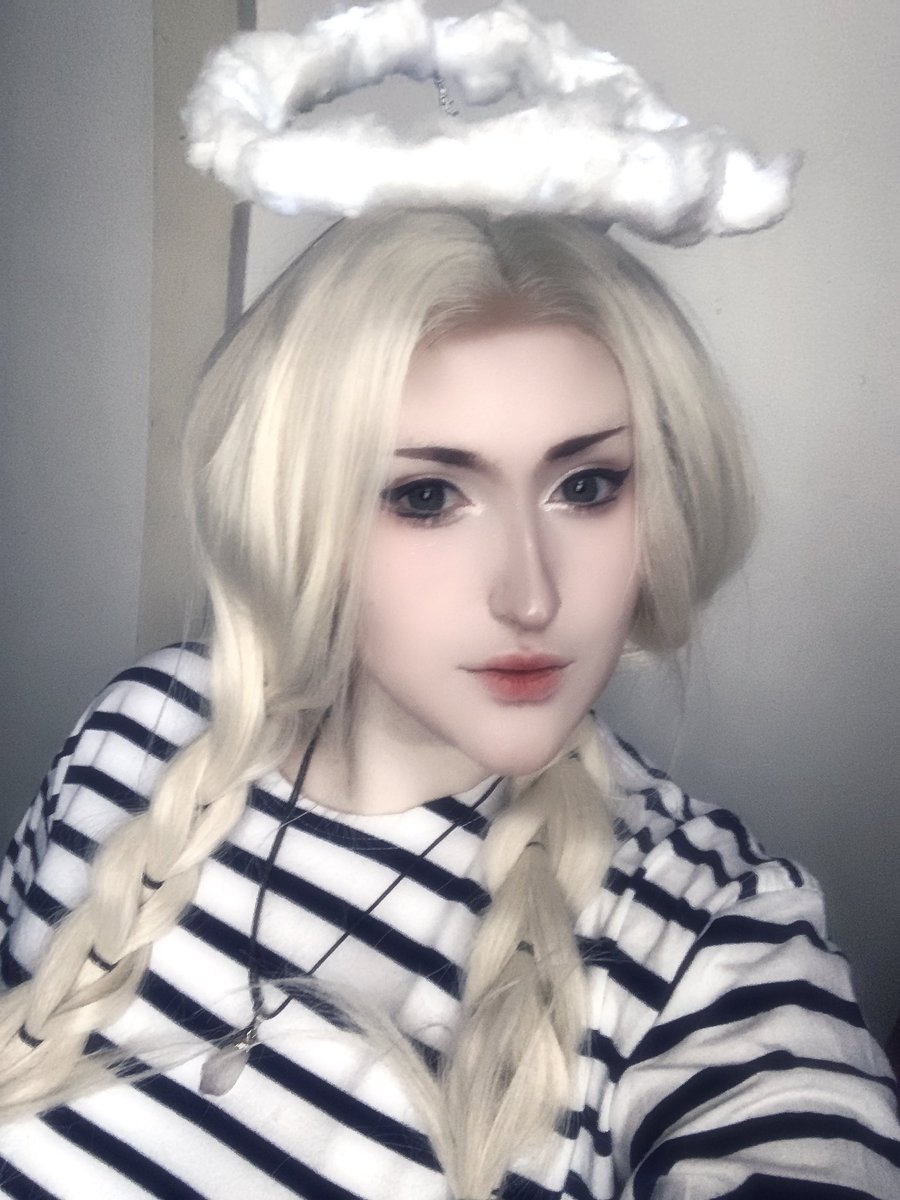 Happy Saint Nicholas!
I am currently helping out at work with an event! 

We have tradition where Saint Nicholas, Angel and devil go around and make sure kids are good 💜
So dressed up as an Angel today ✨