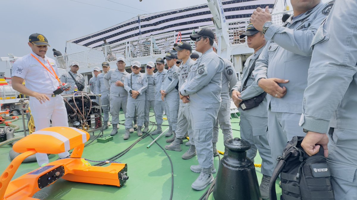 IndiaCoastGuard's tweet photo. @IndiaCoastGuard ship Vigraha successfully culminated #OSD visit to #Jakarta towards consolidating #ICG & #BAKAMLA cooperation under the provisions of MoU. The professional engagements included #TTEx and #PASSEX, enhancing coordination in maritime law enforcement, #SAR and Pollution Response. The visit reaffirmed #India’s commitment to #ASEAN, #ActEast, #MAHASAGAR and #IPOI towards a secure, stable and sustainable Indo-Pacific region.   
@MEAIndia @IndianEmbJkt @HumasBakamlaRI