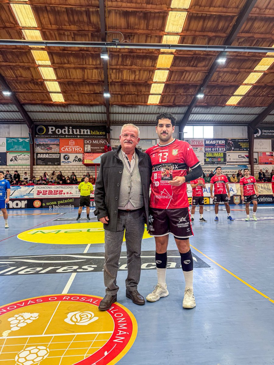 O finde pasado veu cargadiño no Valinox Novás🔥 Entre partidos, emocións, solidariedade e apertas… tamén tivemos un momento especial: a entrega do MVP do mes de novembro, patrocinado por Excavacións Pérez.

E o premio foi para Nico López ❤️‍🔥
Parabéns, Nico! 💪🏼🙌🏽