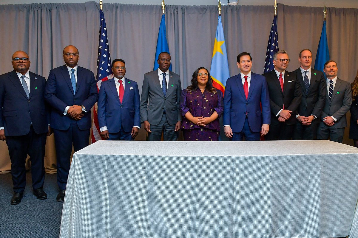 Africa_univers's tweet photo. #DRC | On Dec 4, 2025, in Washington, DPM @DMukokoSamba joined President Félix-Antoine Tshisekedi to sign the DRC–Rwanda Peace Agreements.

He also signed DRC–USA economic partnership deals under #REIF to boost regional integration, secure supply chains & attract strategic investments.

@Presidence_RDC @PrimatureRDC #WashingtonAccords #Peace #Africa #Investment