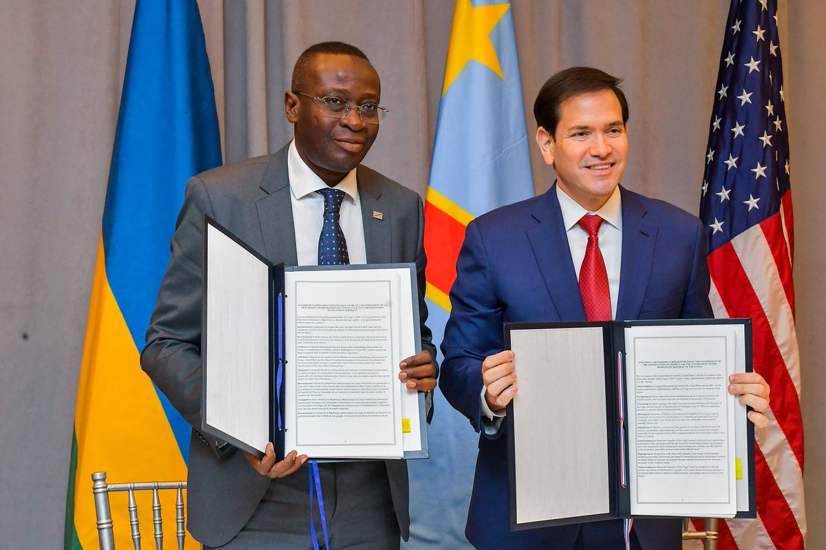 Africa_univers's tweet photo. #DRC | On Dec 4, 2025, in Washington, DPM @DMukokoSamba joined President Félix-Antoine Tshisekedi to sign the DRC–Rwanda Peace Agreements.

He also signed DRC–USA economic partnership deals under #REIF to boost regional integration, secure supply chains & attract strategic investments.

@Presidence_RDC @PrimatureRDC #WashingtonAccords #Peace #Africa #Investment