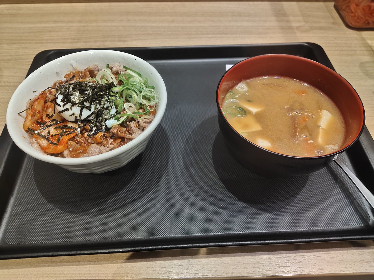 晩ごはんの時間に寝てしまって今から食べます^^すごい腹減ったあ