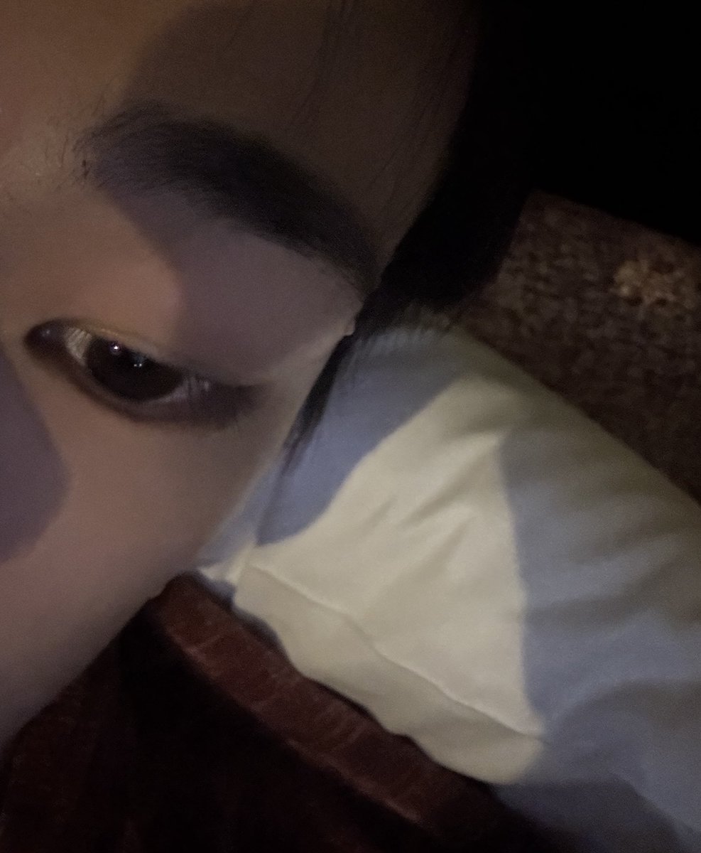 kjunminarchive's tweet image. w*verse dm from junmin

*picture 1*
"since i have to work hard tomorrow"
"i'll try to get some sleep"
"i finally lay down"
"🥹"
"oyasumi" (good night in japanese)
"see you tomorrow❗️"
*picture 2*