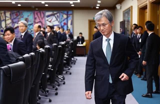 wpdlatm10's tweet image. 송요훈 기자

'내가 정말 알아야 할 모든 것은 유치원에서 배웠다'는 책이 있습니다. 인간으로서의 기본 양식이 법전보다 경전보다 중요하다는 겁니다.

조희대 대법원장은 최고 학부를 나왔어도 인생 유치원을 다니지 못했나 봅니다. 부끄러움을 아는 염치도 사람다운 기본적 양식도 갖추지 못한 것…