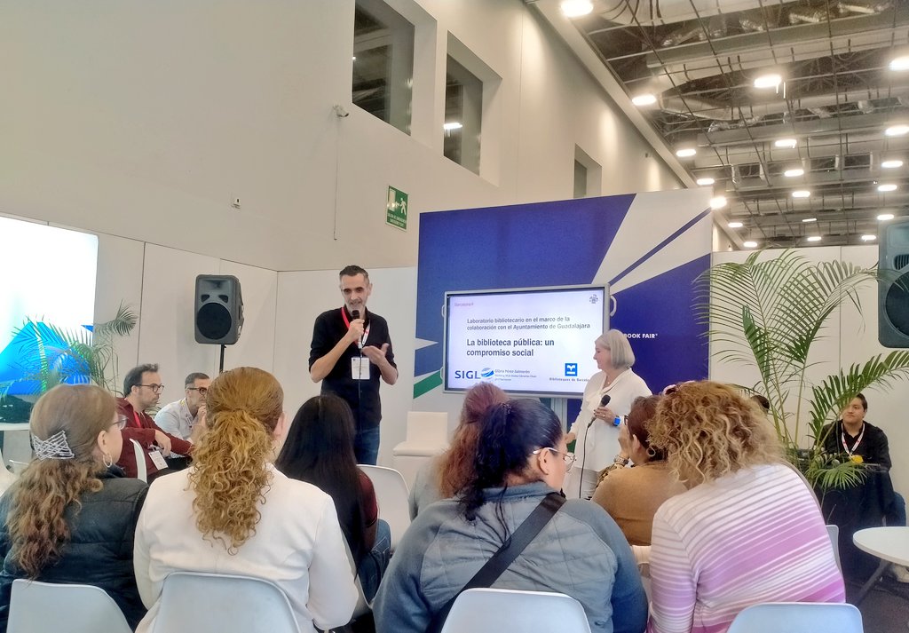 Presentació del Laboratori bibliotecari en el marc de la col·laboració amb l'Ajuntament de Guadalajara: La biblioteca pública: un compromís social.

Presenten: Ferran Burguillos i Glòria Pérez-Salmerón.

FIL Guadalajara.