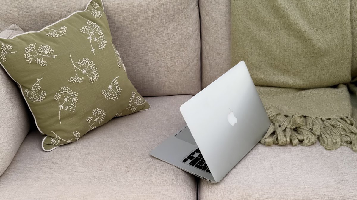 aesthetickyc's tweet image. Friday.