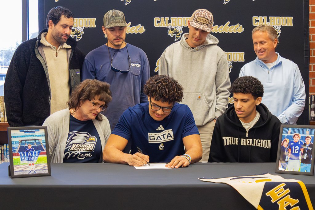 CalhounSchools's tweet photo. Congrats to Alec Upshaw (Georgia Southern University #GoEagles) and Sager Quinn (University of South Florida #GoBulls) on signing their National Letters of Intent and officially taking their football and academic journeys to the next level! 🐝🏈 https://t.co/j1IF1SdM4V