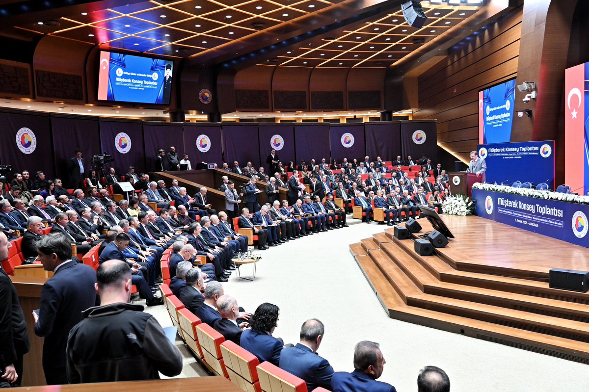 RHisarciklioglu's tweet photo. TOBB’un en geniş istişare mekanizması olan Konseylerimizin müşterek toplantısını Cumhurbaşkanı Yardımcımız Sayın @_cevdetyilmaz’ın katılımı ile gerçekleştirdik.

Bakan Yardımcıları, ilgili bürokratlar ve konsey üyelerimizin katıldığı toplantıda piyasalarda ve sektörlerde yaşanan sıkıntıları, iş dünyasının talep ve önerilerini aktardık. 

Beklentimiz; el birliği ve akıl birliği ile piyasalarda, sektörlerde yaşanan sıkıntıların çözülmesi. Reel sektörün sesine daha fazla kulak verilmesi.

Üyelerimizin sorunlarını takip etmeye, dile getirmeye ve çözüm üretmeye devam edeceğiz.