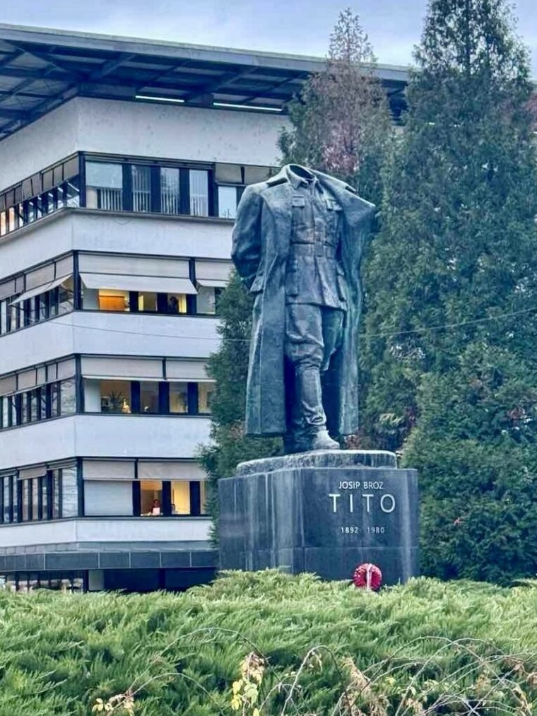 Pohvale domoljubu, ki ve, kakšna bi morala biti usoda največjega klavca in voditelja genocida nad slovenskim, katoliškim narodom.

Zavzemali se bomo tudi za to, da bodo iz javnosti umaknjeni vsi kipi posameznikov, ki so sodelovali pri krvoločnem med in povojnem klanju slovenskega