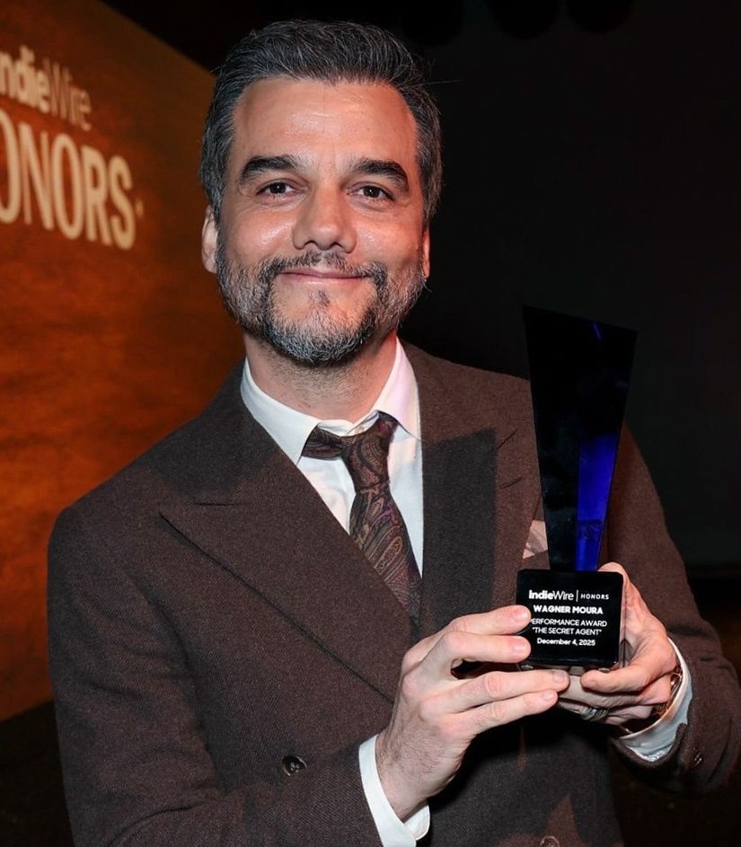 FilmesVi's tweet photo. Wagner Moura com o Prêmio de Performance do IndieWire Honors por ‘O Agente Secreto’. https://t.co/kThTiagEjy