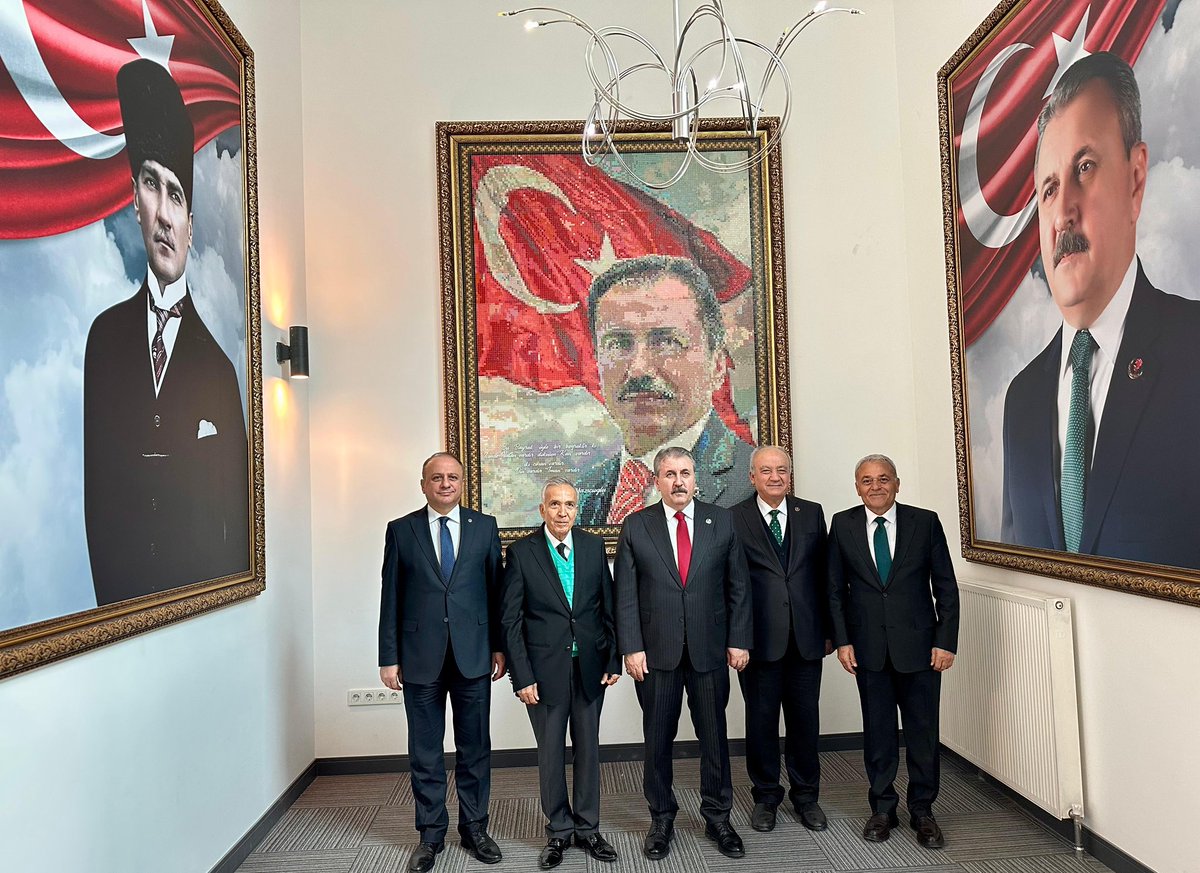 Mustafa_Destici's tweet photo. Sabah Gazetesi Başyazarı, duayen gazeteci ve yazar, Sayın Yavuz Donat beye ziyaretleri ve bugünkü köşe yazısı için teşekkür ediyor, sağlıklı ve hayırlı ömürler diliyorum.
https://t.co/OQlwLTpGh6 https://t.co/Y2jEZ33xwo