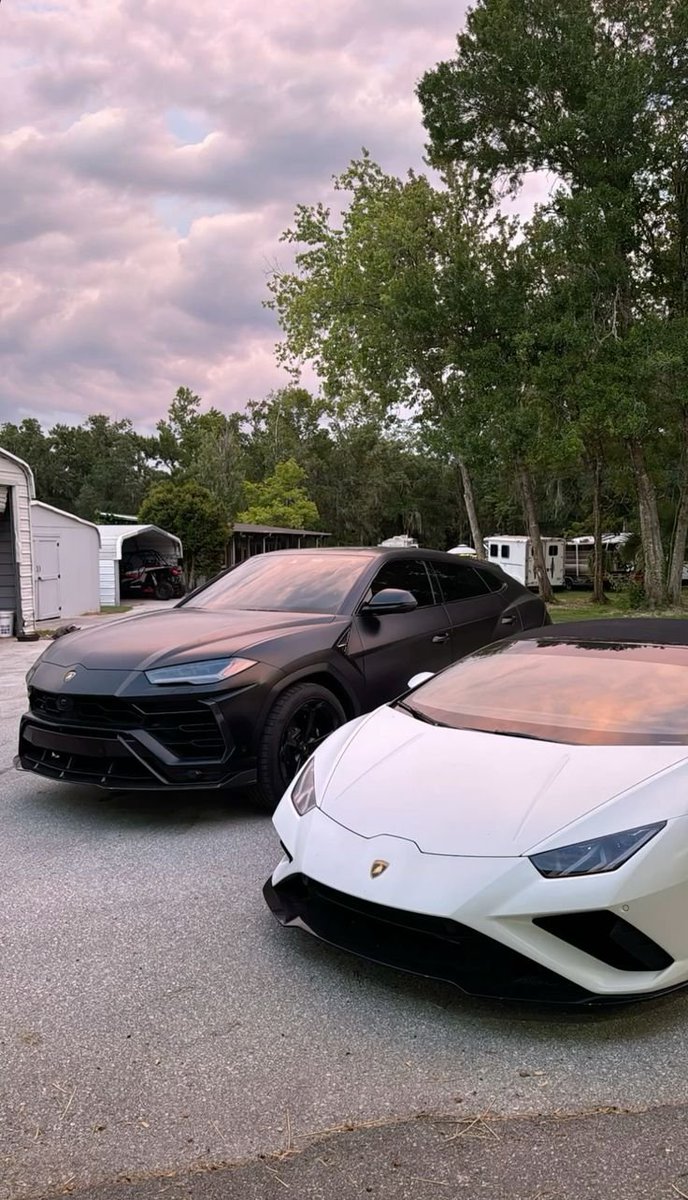 This duo looks like they just finished filming a new music video. Aggressive shapes and incredible light on the hood.😍