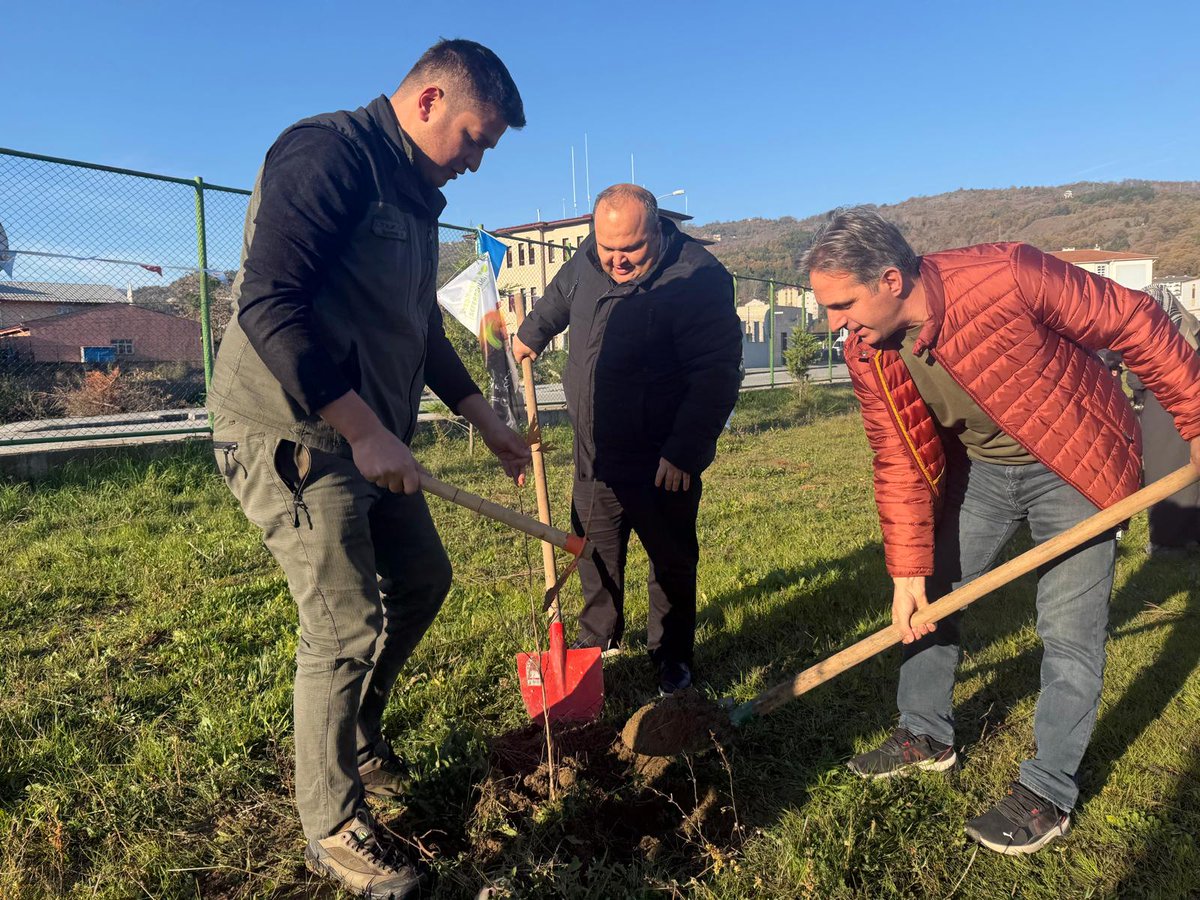 zonguldakobm's tweet image. 📍 Devrek Gençlik ve Spor İlçe Müdürlüğü Spor Kompleksi
🌱 Çınar ve Akçaağaç Fidan Dikim Etkinliği

Bugün #Devrek İşletme Müdürlüğümüz Kuvayi Milliye Ortaokulu öğrencilerimizle birlikte Gençlik ve Spor İlçe Müdürlüğü Spor Kompleksinde geleceğe nefes olmak için bir araya geldi.