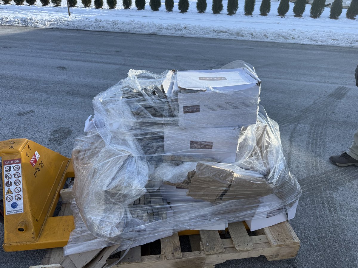 brianneg78's tweet photo. @flooranddecor going to be contacting our store for a refund. No idea why you’d do a great job with one pallet but not the other one. https://t.co/4BYLlrE9zZ