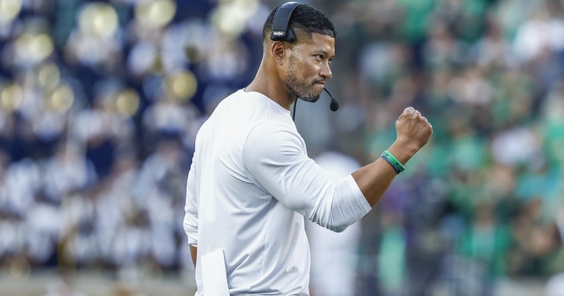 SWiltfong_'s tweet image. While every other coach in America was battling to keep recruits in the fold, perhaps working to flip others &amp;amp; get these papers signed, Notre Dame coach Marcus Freeman was making an appearance on the Today Show talking anything but recruiting, knowing all 27 letters were being…