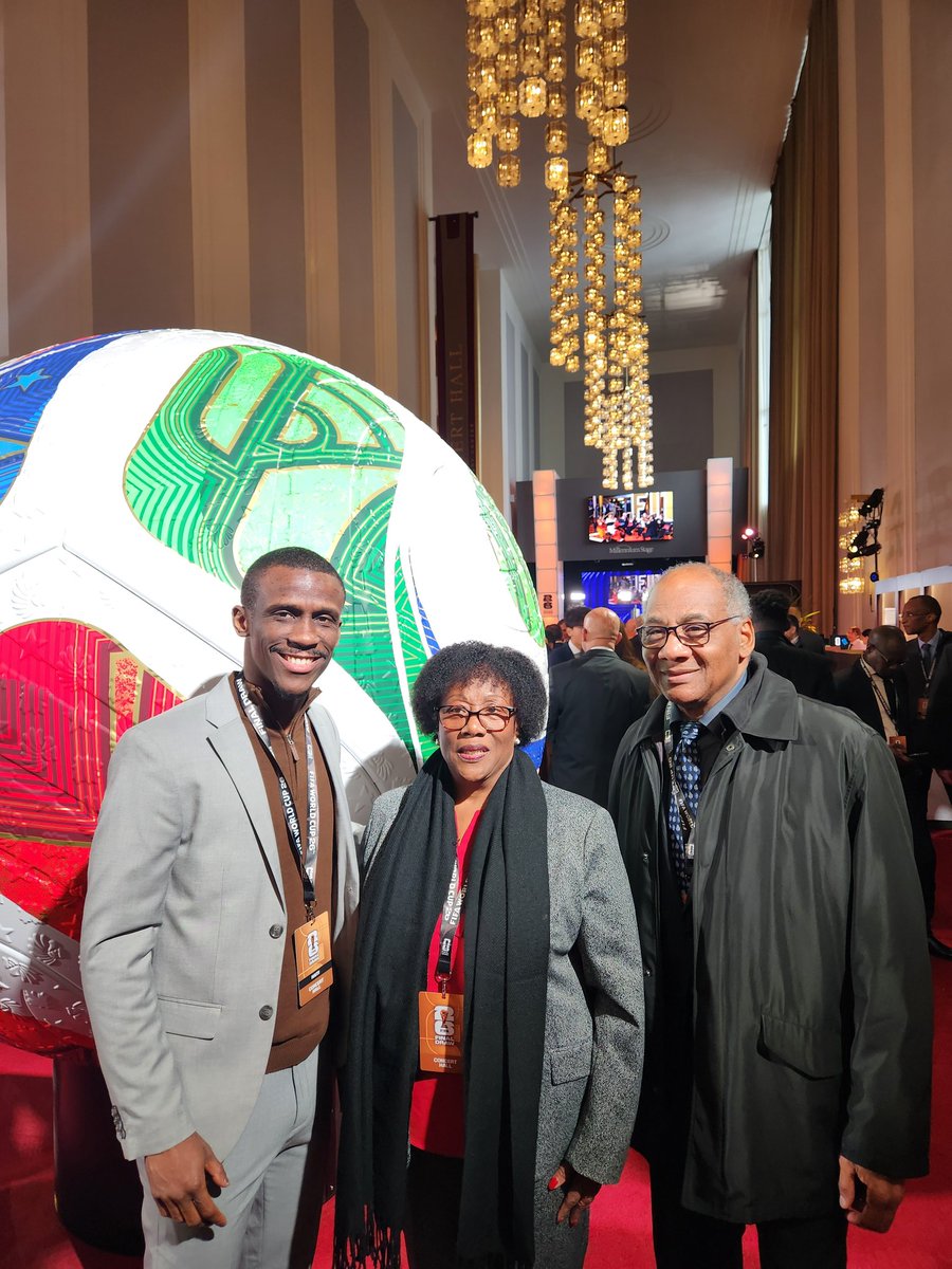 jpehaiti's tweet image. Avec Mme Monique André, présidente du Comité de Normalisation de la FHF et Capitaine Wilner Nazaire (1974) 🇭🇹 🔥😍