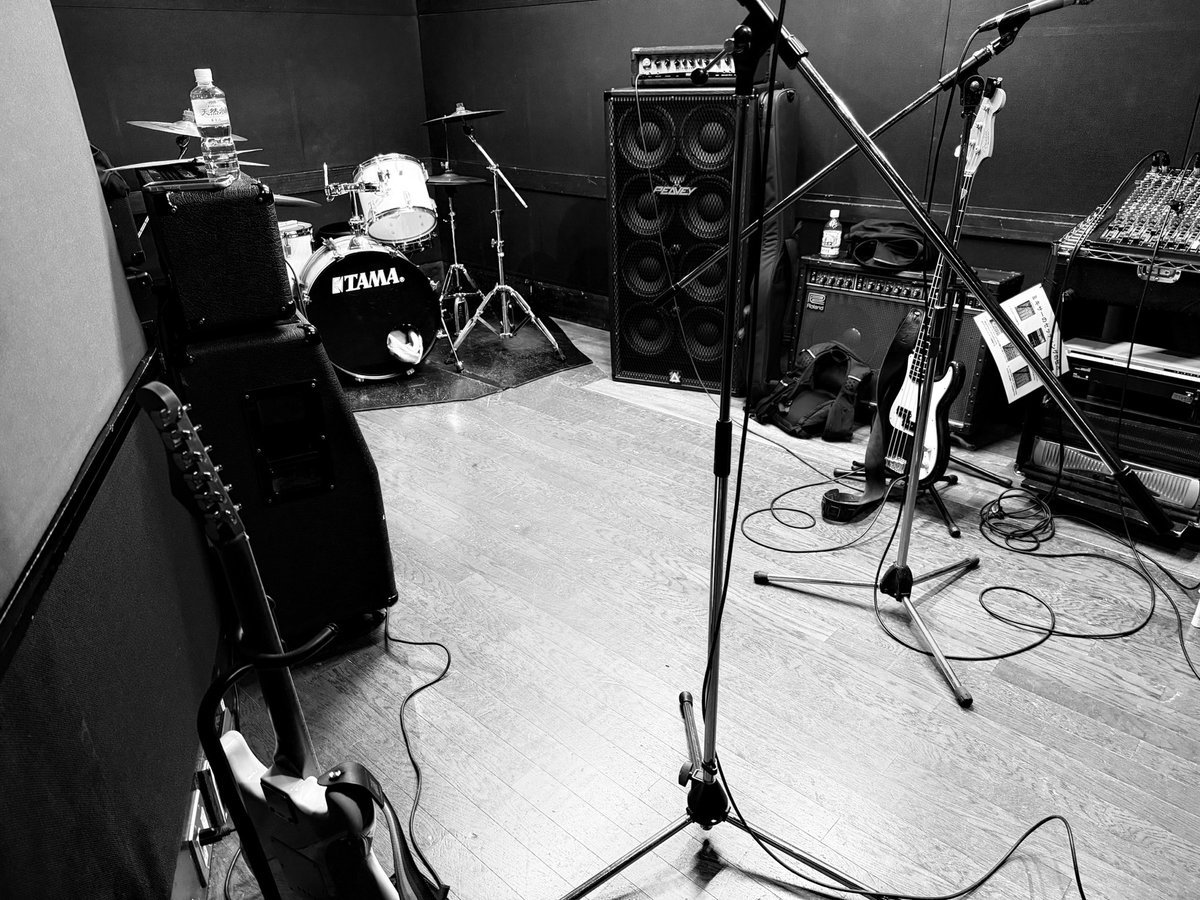 バンド練。毎回その後の呑みでクダが巻かれる。