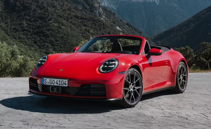 RusenPress's tweet photo. Alman teknolojisi, Rusya'daki araçları uzaktan çalışamaz hale mi getirdi?

Rusya’daki tüm Porsche otomobiller aynı anda kullanılamaz hale geldi.

Rusya’daki Porsche araçlar, uydu bağlantılı güvenlik sistemi çöktüğü için çalışamaz hâle geldi. Kesinti ülke genelinde yüzlerce sürücüyü etkiledi ve nedeni hâlâ bilinmiyor.

Rusya’da yüzlerce Porsche sahibi, araçlarının bir anda çalışmamasıyla büyük bir şok yaşadı. Sorun, modellerde bulunan uydu bağlantılı güvenlik ve izleme sisteminin devre dışı kalmasıyla başladı. Uydu iletişimi kesilince araçlar kendini korumaya aldı ve motor bloke edildi.

Arıza, Moskova’dan Krasnodar’a kadar ülke genelinde etkili oldu. Bazı sürücüler akü bağlantısını kesip takarak sistemi sıfırlayabildi, ancak birçok araç tamamen kilitli kaldı. Bayiler ve servisler, PVTS modüllerinin uyduyla bağlantı kuramadığını doğruladı.

Kesintinin nedeni hâlâ araştırılıyor. Bazı yetkililer kasıtlı bir müdahale ihtimalini dile getirse de bunu doğrulayan resmi bir bilgi yok. Porsche’nin 2022’den beri Rusya’ya yeni araç göndermemesi de mevcut kullanıcıların desteğe erişimini daha da zorlaştırıyor.

Bu olay, modern otomobillerin uydu tabanlı altyapıya ne kadar bağımlı olduğunu tekrar gösterdi. Tek bir arıza, bir ülkenin tamamındaki araçları devre dışı bırakabiliyor. Uzmanlara göre diğer üreticiler de benzer risklere karşı yeni çözümler geliştirmek zorunda kalabilir.