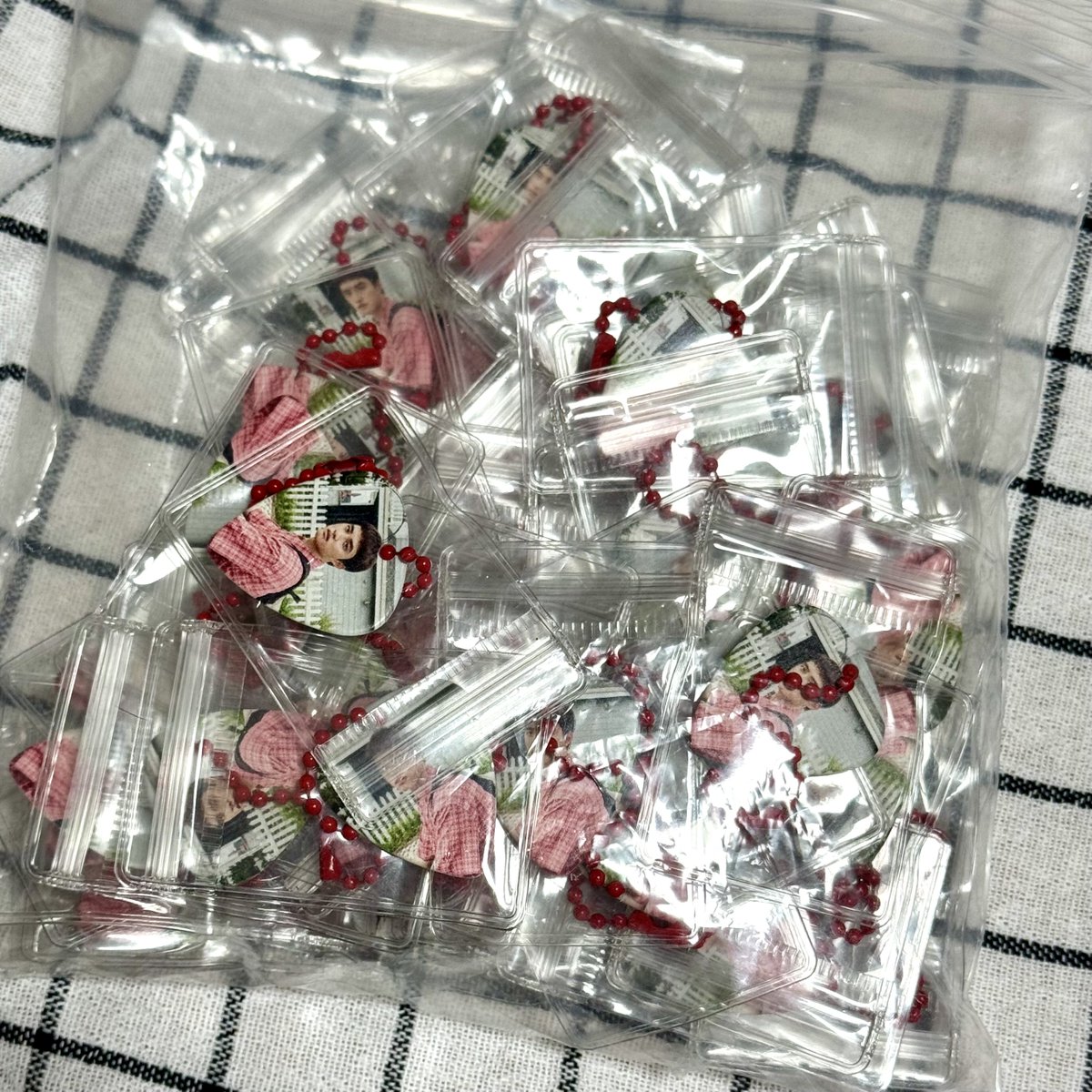 도경수 콘서트 DO it THE FINAL
DUMB 기타 피크 키링 나눔합니다!! 🎸🎤

🤍 날짜 : 12/7(일)
❤️ 수량 : 약 80개
🤍 인증 : 당일 티켓 또는 경수팬 인증 아무거나

정확한 시간과 장소는 
당일 타래로 공지하겠습니다!
많이 받으러 와주세요✨🙏

#도경수 #DOHKYUNGSOO
#ASIACONCERT_DOit_THEFINAL