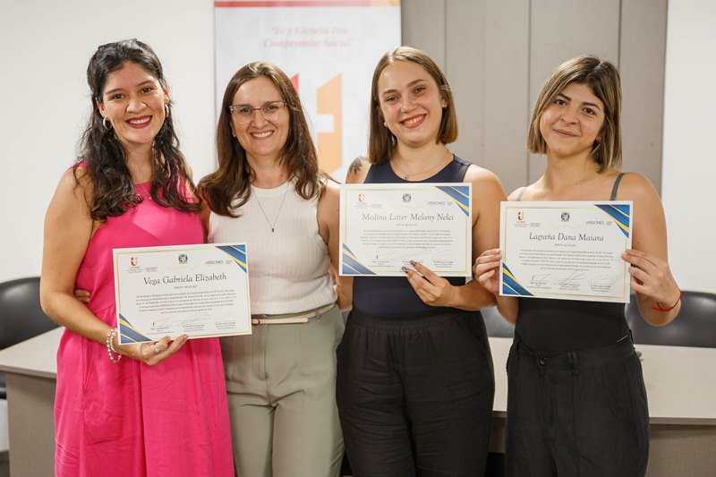 ❕Histórico: la UCAMI entregó por primera vez certificados a residentes de la salud en Misiones

Más info: salud.misiones.gob.ar/historico-la-u…

<a href="/gobmisiones/">Gobierno de Misiones</a> <a href="/passalacquaok/">Hugo Passalacqua</a>  <a href="/DrGonzalezObera/">DrHectorJavierGonzalez</a>