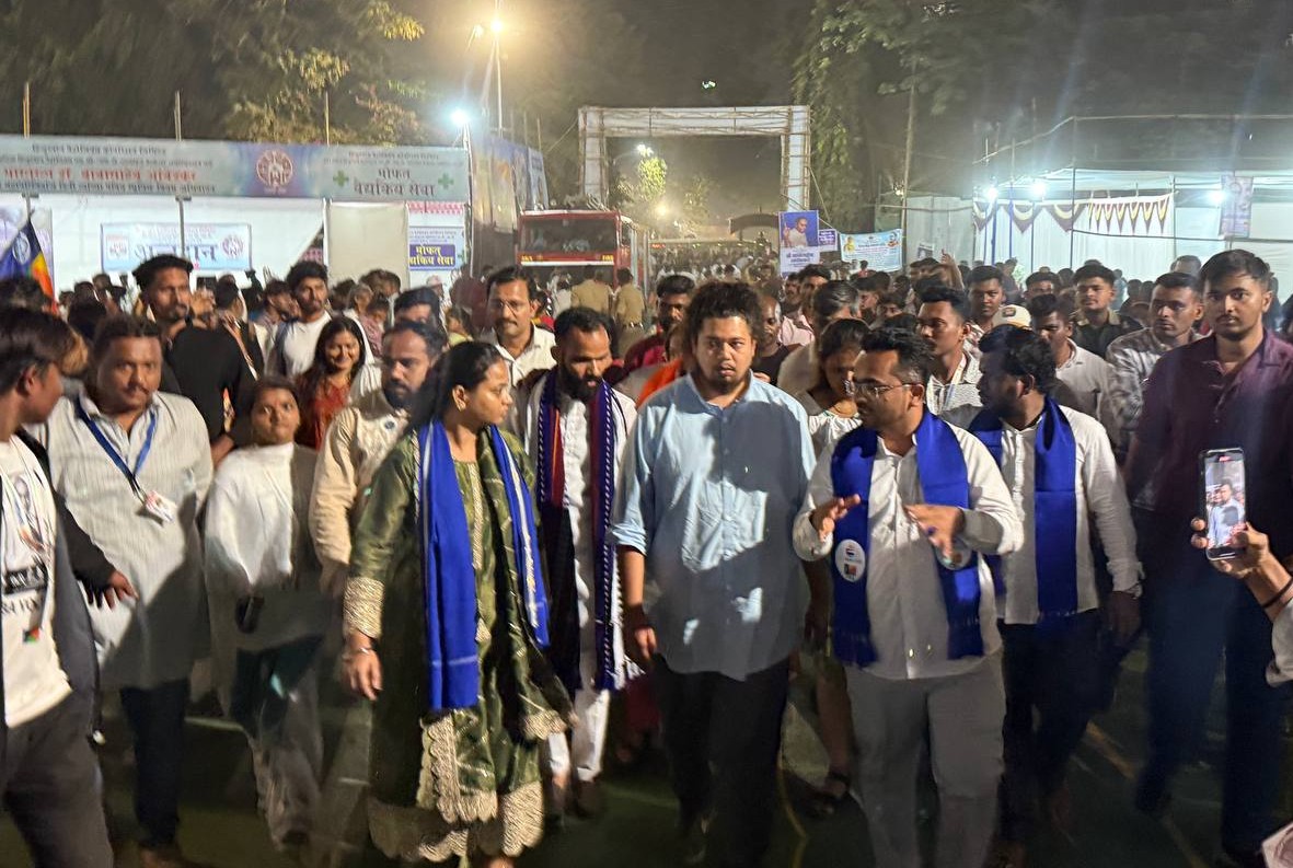 VBAforIndia's tweet photo. 📍 मुंबई

महापरिनिर्वाण दिनी युवा नेते सुजात आंबेडकर यांच्याकडून छत्रपती शिवाजी पार्क येथील अनुयायांना देण्यात येणाऱ्या सुविधांची प्रत्यक्ष पाहणी सुरू

महामानव डॉ. बाबासाहेब आंबेडकरांना महापरिनिर्वाण दिनी अभिवादन करण्यासाठी देशभरातून अनुयायी मुंबईत आले आहेत. अनुयायांना आवश्यक सुविधा उपलब्ध झाल्या आहेत का, त्यांची योग्यरीतीने व्यवस्था झाली आहे का, याची प्रत्यक्ष पाहणी वंचित बहुजन आघाडीचे युवा नेते सुजात आंबेडकर छत्रपती शिवाजी पार्क येथे करत आहेत.

#महापरिनिर्वाण_दिन #6December #VBAForIndia