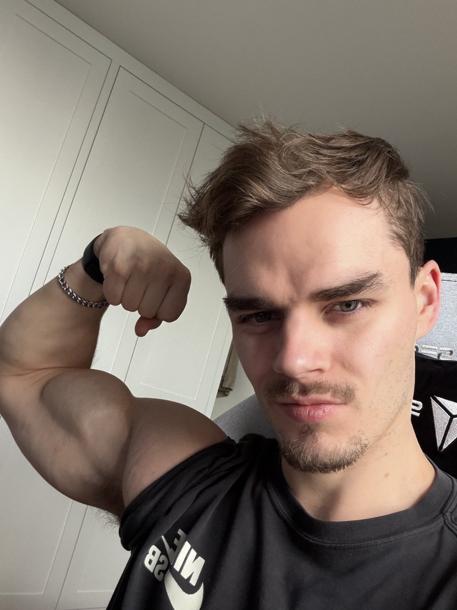 youpaytobez's tweet image. The smug face of a man who just completed on his 3rd sub funded property😏🏠