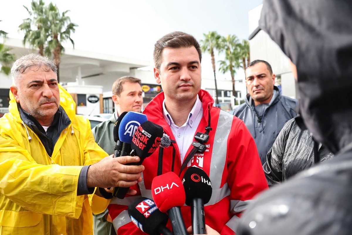 MandalinciTamer's tweet photo. İlçemizde etkili olan şiddetli yağış ve fırtına sonrası son durum hakkında basın mensuplarına açıklamalarda bulundum.

Meteorolojinin turuncu kod uyarısı sonrası tüm ekiplerimizle gece 04.00’ten itibaren teyakkuz halindeyiz. Metrekareye şu ana kadar düşen yaklaşık 45 kg yağışa rağmen, sahadaki hızlı müdahalelerimizle olumsuzlukları en aza indirmeye çalışıyoruz.

Özellikle Konacık D-330 karayolu üzerindeki menfezlerin mevcut kapasitesinin artırılması teknik bir zorunluluktur. Bu altyapı çalışmasının ivedilikle hayata geçmesi adına Karayolları Genel Müdürlüğümüzle iletişim halindeyiz.