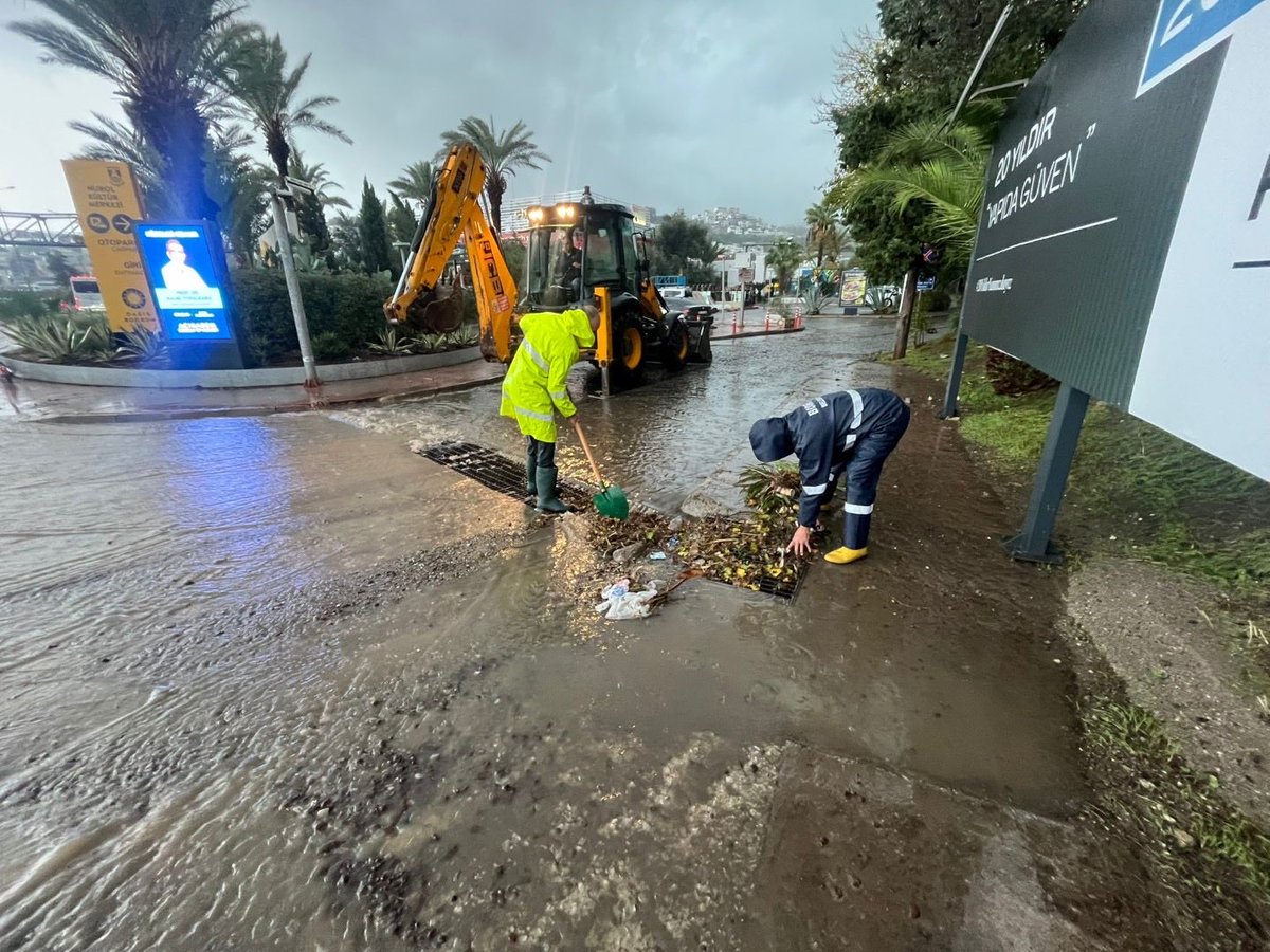 MandalinciTamer's tweet photo. İlçemizde etkili olan şiddetli yağış ve fırtına sonrası son durum hakkında basın mensuplarına açıklamalarda bulundum.

Meteorolojinin turuncu kod uyarısı sonrası tüm ekiplerimizle gece 04.00’ten itibaren teyakkuz halindeyiz. Metrekareye şu ana kadar düşen yaklaşık 45 kg yağışa rağmen, sahadaki hızlı müdahalelerimizle olumsuzlukları en aza indirmeye çalışıyoruz.

Özellikle Konacık D-330 karayolu üzerindeki menfezlerin mevcut kapasitesinin artırılması teknik bir zorunluluktur. Bu altyapı çalışmasının ivedilikle hayata geçmesi adına Karayolları Genel Müdürlüğümüzle iletişim halindeyiz.