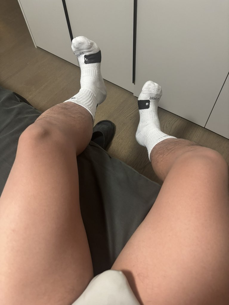 Surrender3249's tweet image. 忙碌的一周终于结束了
需要一个傻逼鞋刷，脚奴