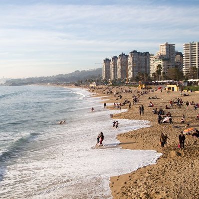 Según estimaciones de la Subsecretaría de Turismo y Sernatur, elaboradas a partir del Big Data de Turismo Interno, se espera que, entre hoy y el lunes 8 de diciembre, se realicen entre 966 mil y 1 millón 187 mil viajes con pernoctación en el país|. Ver en tinyurl.com/5yhtpk9y