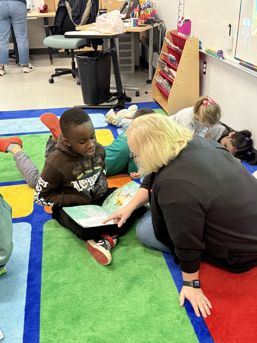 fcsdcentral's tweet image. Mrs. Staples’ 2nd grade students are partner reading a book called, “From Tadpole to Frog”.