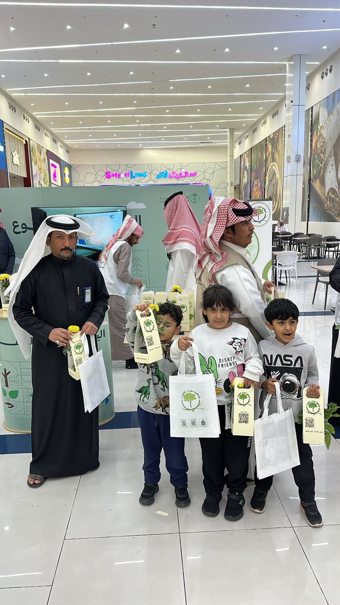 najranenv's tweet photo. في اليوم العالمي للتطوع كانت جمعية نجران الخضراء بالتعاون مع المركز الوطني لتنمية الغطاء النباتي ومكافحة التصحر عنوانًا للعمل البيئي المسؤول؛ حيث توحدت جهود المتطوعين والشركاء في مبادرات تُعانق الأرض وتعيد للطبيعة ازدهارها. شكرًا لصنّاع الأثر الأخضر في نجران. 🌿✨
#اليوم_العالمي_للتطوع 
#نجران #مبادرات_بيئية #نجران_الخضراء
#السعودية_الخضراء
#البيئة_السعودية
#بيئَتنا_كنز 
  #نجران_الآن
 #موسم_التشجير_الوطني2025