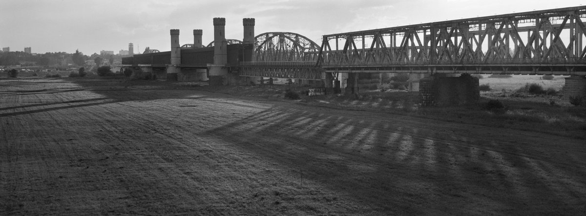 MikoPoloczanski's tweet photo. Lisewski Bridge.
Hasselblad xpan II+45/4; Ilford hp5+ .
#ilfordphoto @ILFORDPhoto
#ilfordhp5 #Hasselbladxpan #analogpanorama #panophotos #shootonfilm #beliveinfilm #bnwphotography #analogcommunity #fridayfavourites #tczew #polskapanoramiczna https://t.co/7RZMSYXq20
