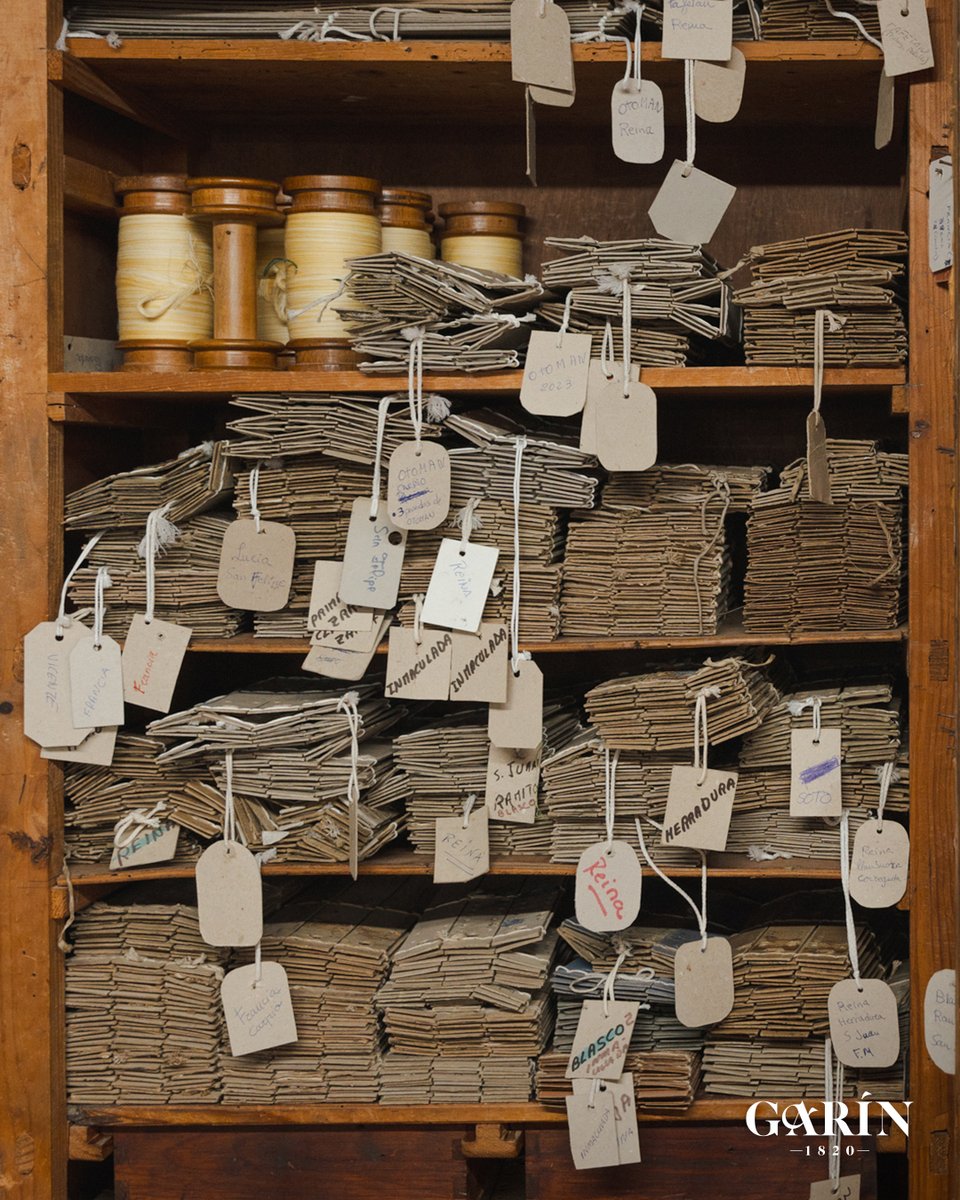 ¡Tesoros que mantienen viva la memoria de nuestras sedas! 🏷️ Los cartonajes son los patrones que guían cada dibujo de nuestros tejidos artesanales. Guardados cuidadosamente, conservan siglos de tradición y conocimiento sedero. 🧵✨ #artesanía #patrimonio