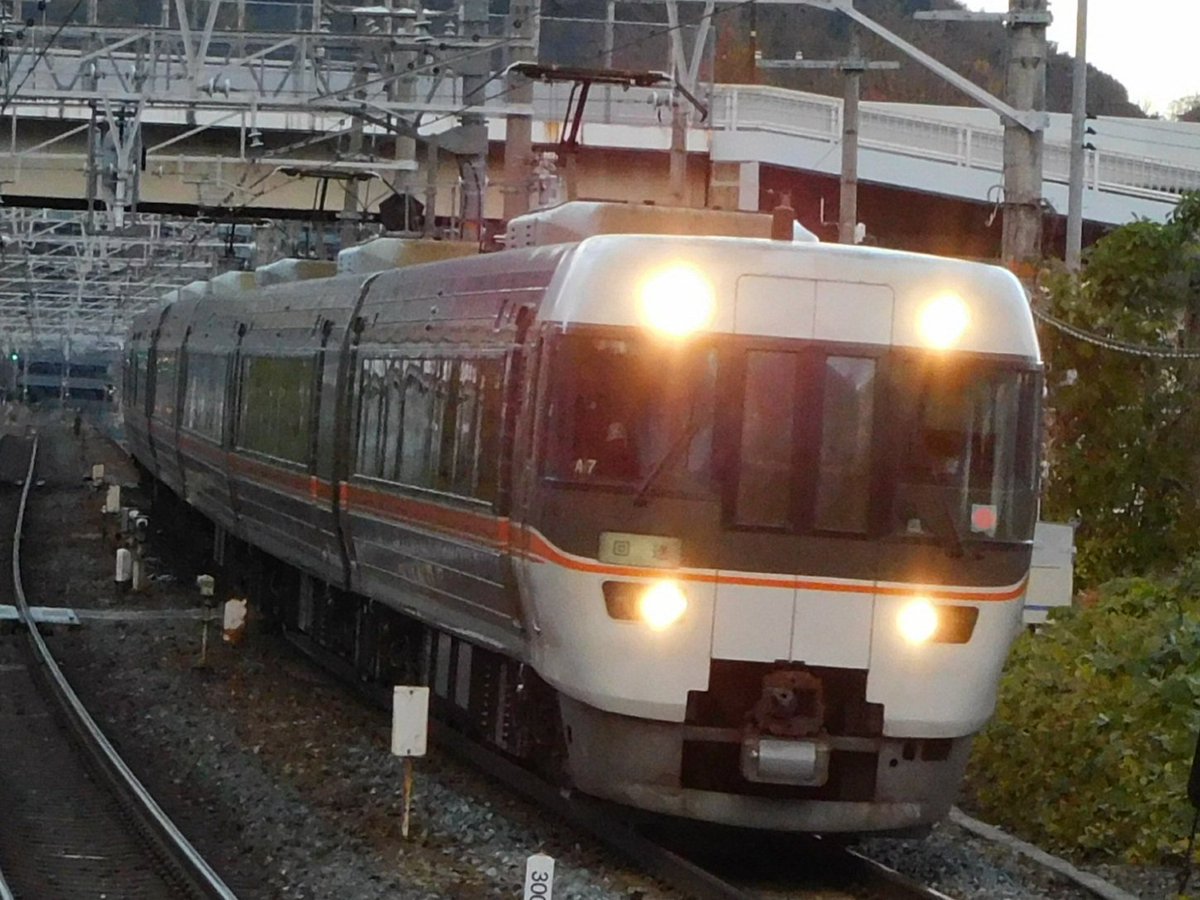 JR96722071's tweet photo. 2025/12/5
島本駅
回9021M
「日本旅行創業120周年記念号」送り込み回送
383系 A7編成
9年振りに大阪へ https://t.co/H7vldHkGn8
