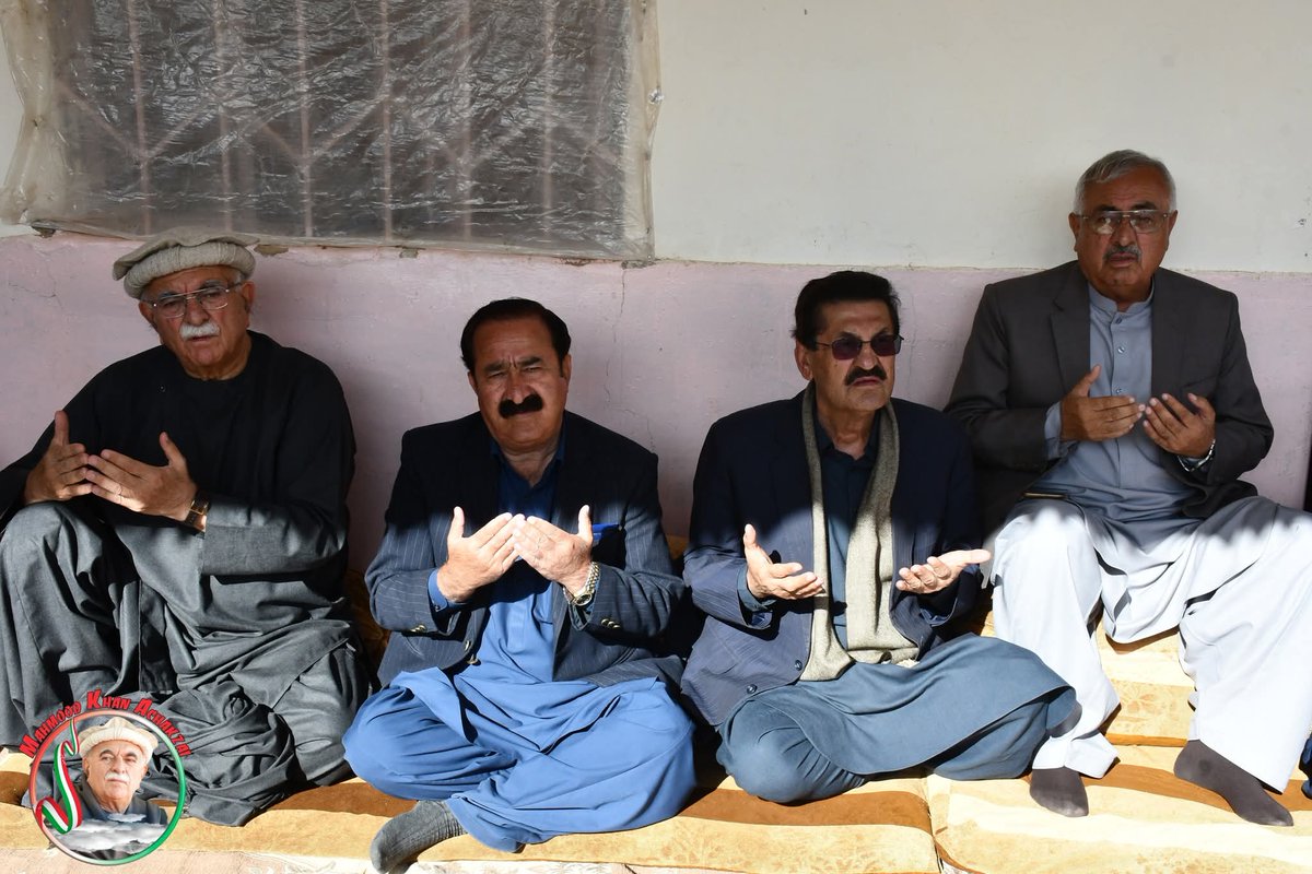 MKAchakzaiPKMAP's tweet photo. د تحریک تحفظ آئين پاکستان سربراه د پښتونخوا ملي عوامي ګوند چئيرمین ګران مشر محمود خان اڅکزي نن په خانوزئی کښي د پارټۍ سپېڅلي کارکن شهید بخت محمد چي د ګوند بیرغ لګولو پر وخت په شهادت رسېدلی وو د هغه کورته ماشومانو ته د غمرازی لپاره راغلی د بخت شهید فاتحه یې وکړه https://t.co/ZqDwa0vIk5