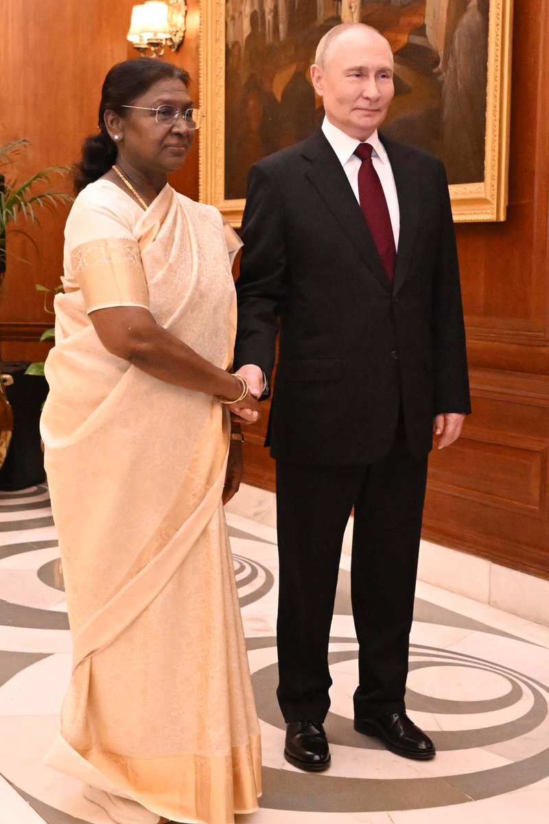rashtrapatibhvn's tweet image. President Droupadi Murmu received President Vladimir Putin of the Russian Federation at Rashtrapati Bhavan and hosted a banquet in his honour. The President appreciated President Putin’s support and personal commitment to the India-Russia Special and Privileged Strategic…