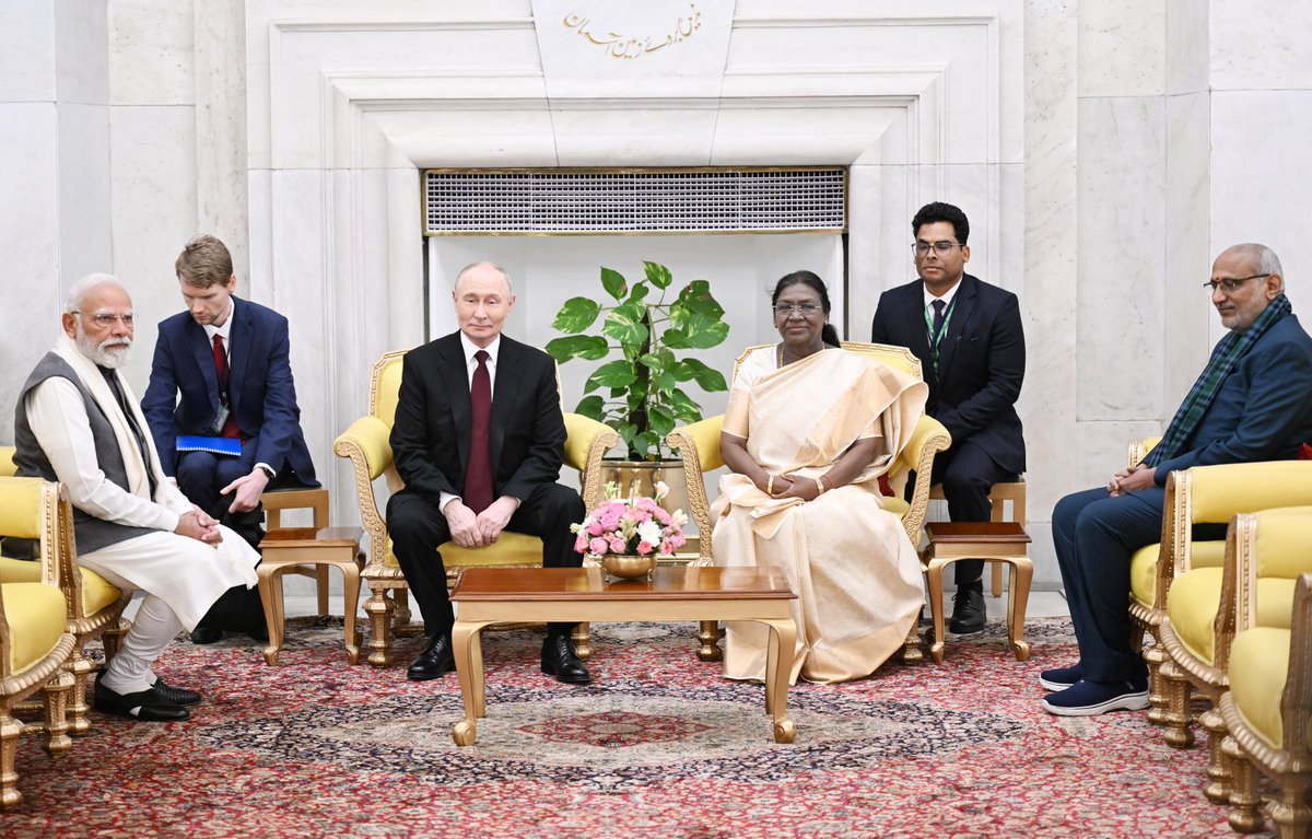 rashtrapatibhvn's tweet image. President Droupadi Murmu received President Vladimir Putin of the Russian Federation at Rashtrapati Bhavan and hosted a banquet in his honour. The President appreciated President Putin’s support and personal commitment to the India-Russia Special and Privileged Strategic…