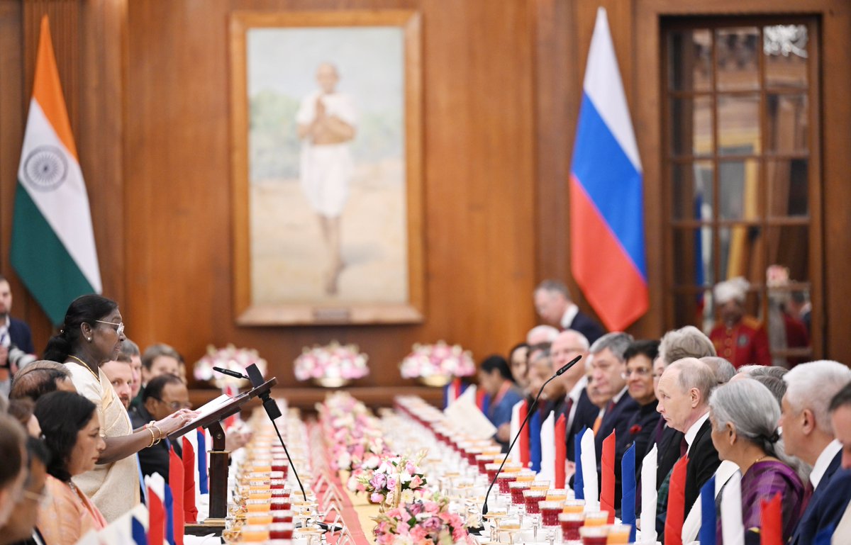 rashtrapatibhvn's tweet image. President Droupadi Murmu received President Vladimir Putin of the Russian Federation at Rashtrapati Bhavan and hosted a banquet in his honour. The President appreciated President Putin’s support and personal commitment to the India-Russia Special and Privileged Strategic…