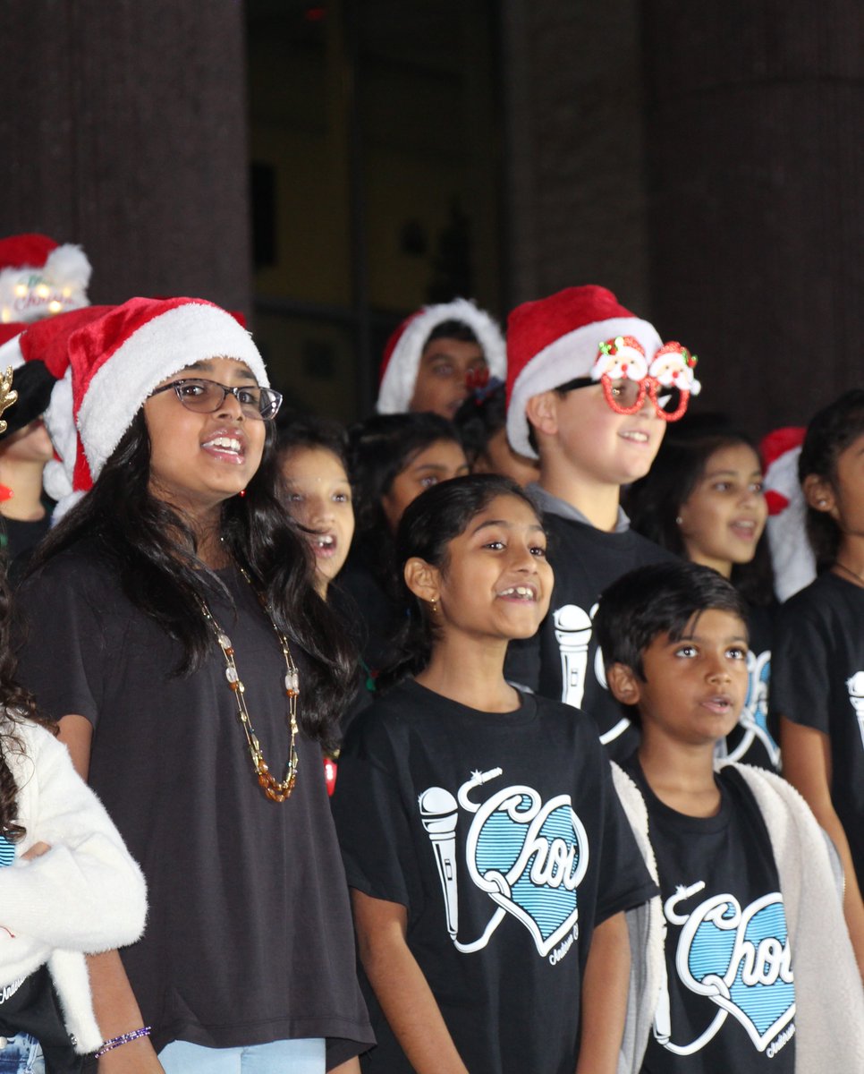 CityOfFriscoTx's tweet image. The sounds of the season will fill Simpson Plaza on Saturday, Dec. 6 as elementary school choirs 🎤 perform at Merry Main Street presented by @texashealth Hospital Frisco! 🎄🎅

@FOX4's Mike Doocy, Sam Gannon &amp;amp; Chip Waggoner will be your merry emcees for live performances