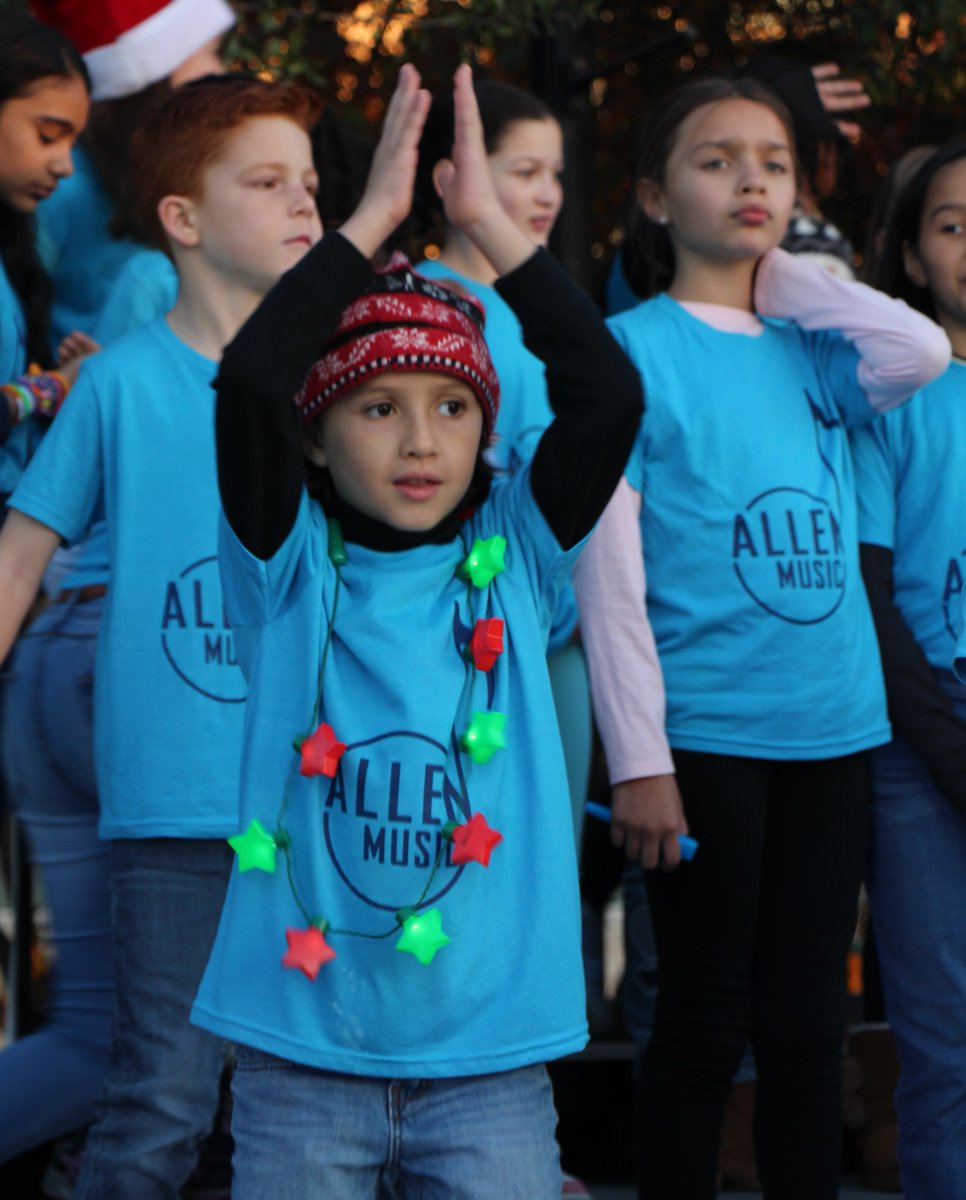 CityOfFriscoTx's tweet image. The sounds of the season will fill Simpson Plaza on Saturday, Dec. 6 as elementary school choirs 🎤 perform at Merry Main Street presented by @texashealth Hospital Frisco! 🎄🎅

@FOX4's Mike Doocy, Sam Gannon &amp;amp; Chip Waggoner will be your merry emcees for live performances