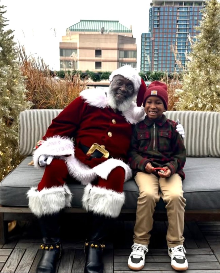 TheDurhamHotel's tweet photo. Santa returns to the Roof tomorrow, Dec 6 from 11–2 PM. Photos with Santa overlooking downtown, plus brunch or a hot cocoa from the Coffee Bar.

Free and open to all. Santa joins us via Santas Just Like Me.

Photo by @theresedaye — thanks for capturing such a sweet moment. https://t.co/bDv3VzhxiJ